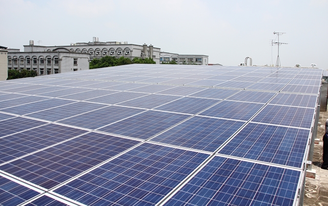以設置於車頂的太陽能集電板收集能源，再儲存在10kWh的鋰電池中，搭配分別用以驅動前軸與後軸的兩具電動馬達。（資料照，記者林宜樟攝）