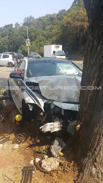 這起車撞樹事件是發生在莫三比克，前方的強大撞擊力道讓安全氣囊彈出，車頭幾乎完全損毀、達到無法修繕的程度。