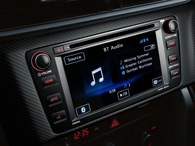 新Subaru BRZ搭載Starlink多媒體系統，其擁有AM／FM頻道的收音機、CD播放器、以及能夠連接藍芽、iPod、USB、AUX的裝置等。