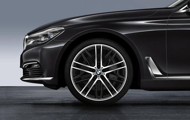 BMW原廠又再度規劃了全新的M Performance套件，打造出更高規格、更豪華的內外感受。