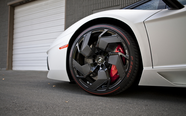 搭載來自改裝品牌PUR Wheels、型號為RS05.V2的輪圈，以黑色為主軸，搭配碳纖維空力套件。