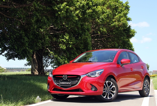 原廠引進的Mazda 2一共分為三款等級，分別是豪華型、尊爵型以及頂級型，而這次的試駕車款為頂級型。