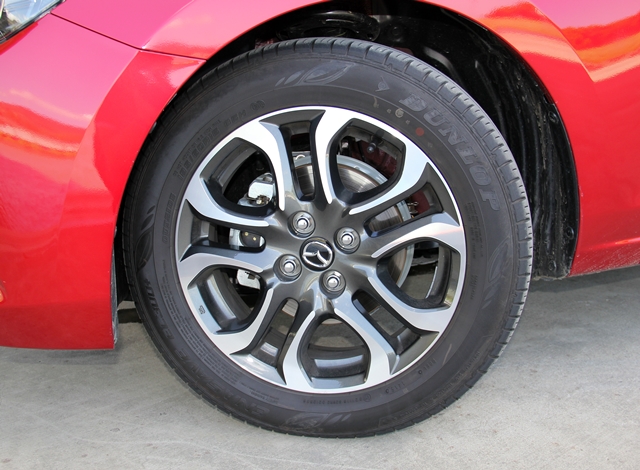 Mazda 2除了豪華型配備15吋胎圈以及前碟後鼓煞車系統之外，另外兩款等級均配備16吋胎圈以及前後碟煞。
