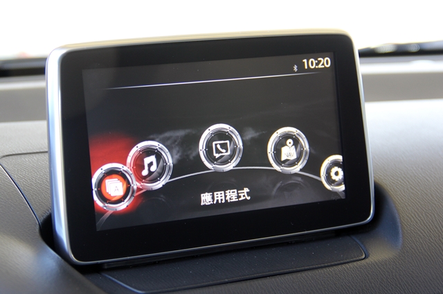 中控台上方更增添MZD Connect 7吋液晶螢幕，整合導航以及影音系統多項功能。
