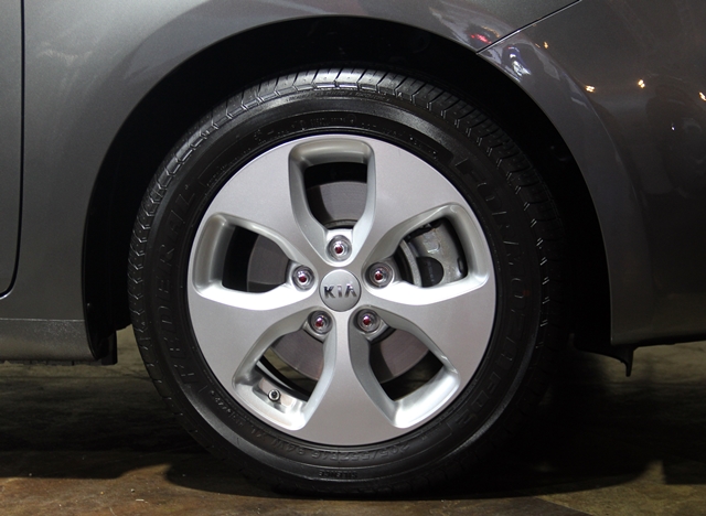 Carens CRDi全車系標配16吋鋁圈搭配205/55 R16輪胎。