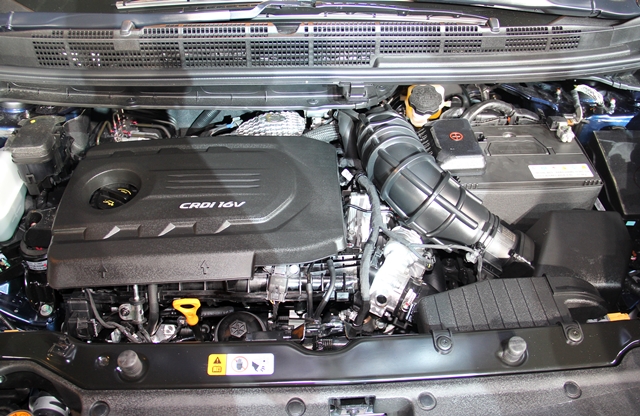Carens CRDi搭載1.7升四缸柴油渦輪增壓引擎,最大動力為141.4hp/4000rpm、34.7kgm/1750~2500rpm。