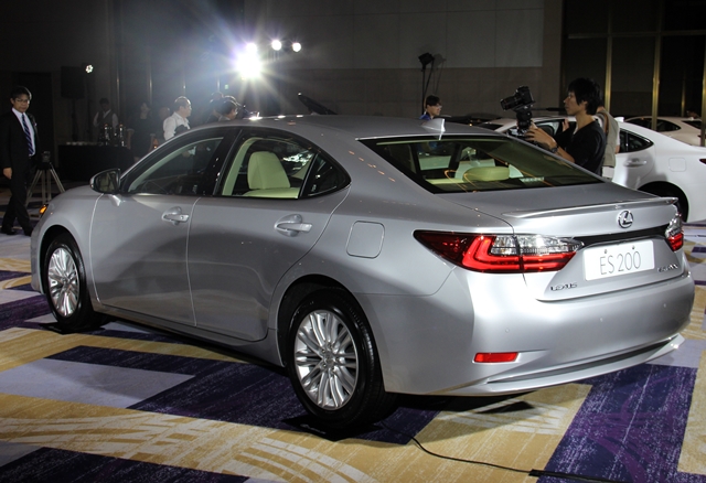 小改款ES具備PCS(Pre-collision System)防碰撞預警系統、DRCC(Dynamic Radar Cruise Control System)雷達感應式車距維持定速系統、LDA(Lane Departure Alert)車道偏離警示以及AHB(Automatic High Beams)自動遠近光調整系統。