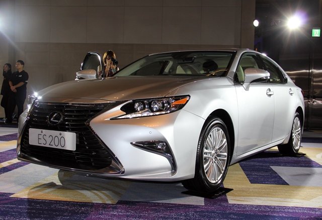 ES300h以及ES200車型都換上全新設計的十幅式17吋鋁圈。