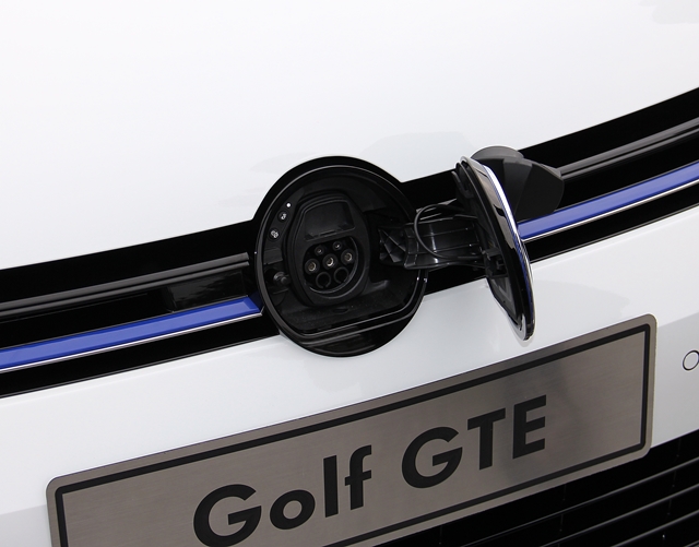 Golf GTE插座位於車頭廠徽內部，以家用電源充電需要3.5小時。