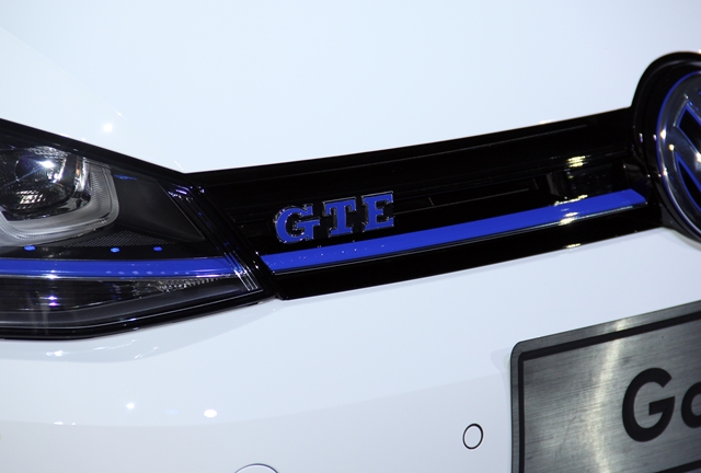 Golf GTE基本上與Golf GTI在外型上的差異並不大，最明顯的差距在於GTI慣用的水箱罩紅色飾條，改以代表節能環保的藍色飾條取代。