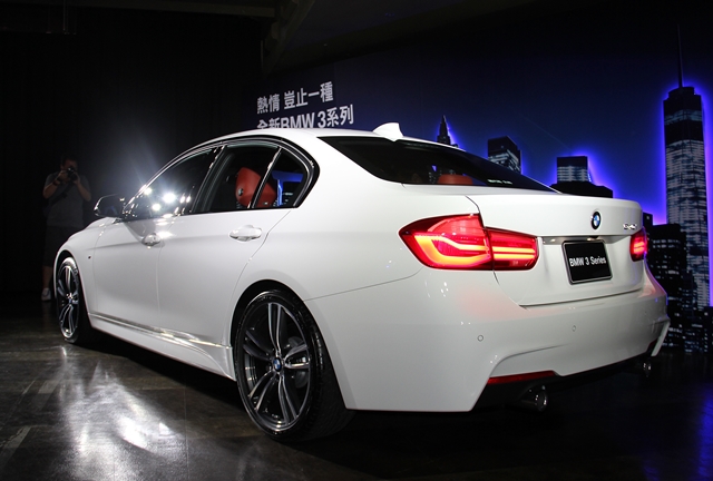 在M Sport車型上，更配置了M款空力套件、18吋M款輪圈、M款跑車化懸吊以及黑色高光澤窗框。