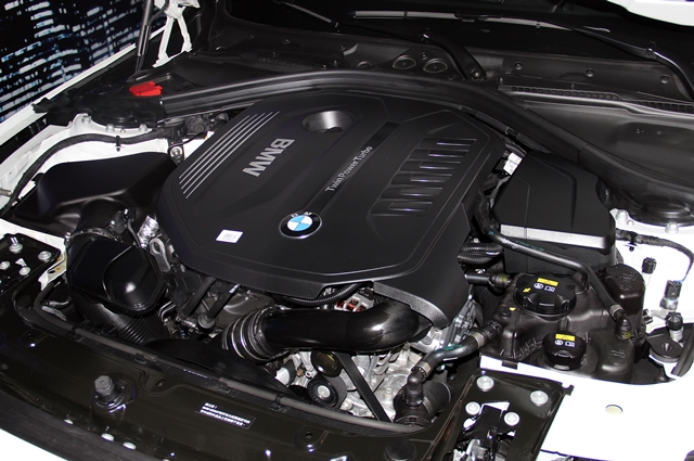 340i(原335i)搭載3.0升直六渦輪增壓引擎，最大動力為326hp/45.9kgm，0~100km/h加速為5.1秒。