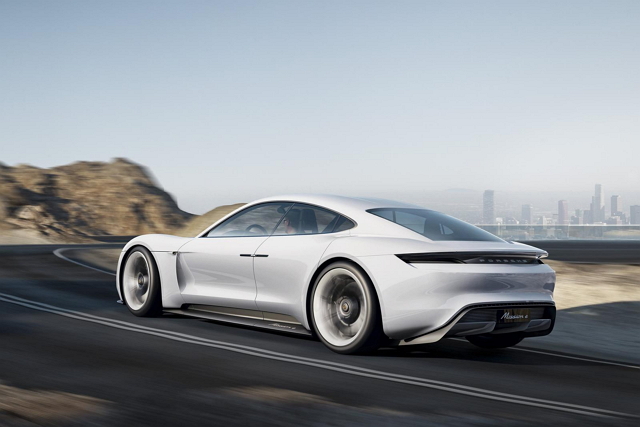 Porsche Mission E採四輪驅動系統、全輪轉向系統，動力來自於兩具電動馬達，0-100公里／時的加速時間僅需3.5秒。