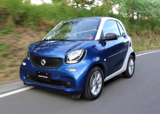 新一代Smart Fortwo搭載1.0升直列三缸自然進氣引擎，最大動力為71hp/6000rpm、9.3kgm/2850rpm。