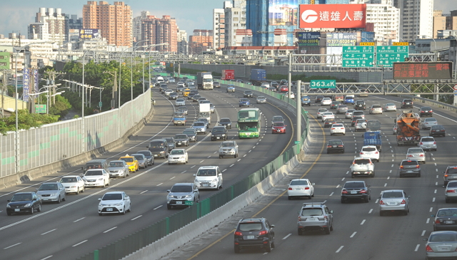 公路局呼籲民眾多多搭乘公共運輸工具，且避開壅塞的路段及時段，現在就來教教各位3個避開現入車陣的小方法，讓你回家路上一路順暢。（資料照，記者黃志源攝）