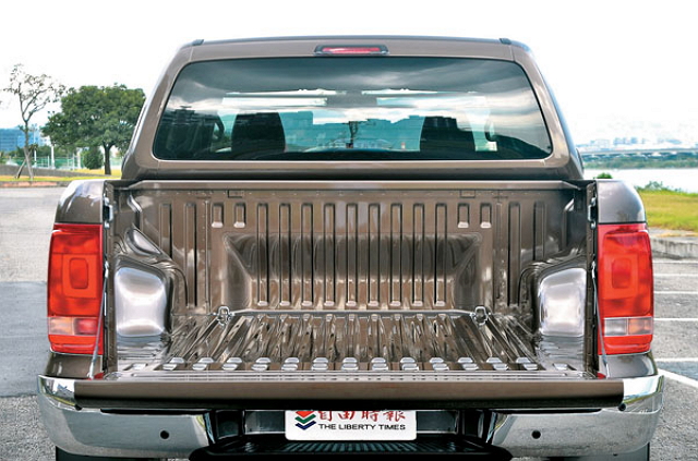 Amarok 配備可切換式 4MOTION 四輪驅動系統，並具備 500mm 的涉水能力與 3.2 噸的拖曳負載指數。