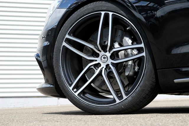 搭配前265/30R21、後295/30R21的Michelin性能胎。