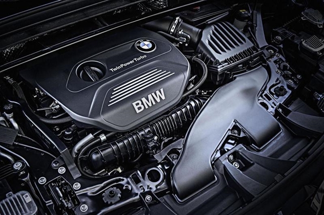 新增的X1 sDrive18i，搭載1.5升三缸渦輪增壓引擎，最大動力為136hp/22.4kgm，搭配六速手排變速箱，原廠公佈0~100km/h加速成績為9.7秒。