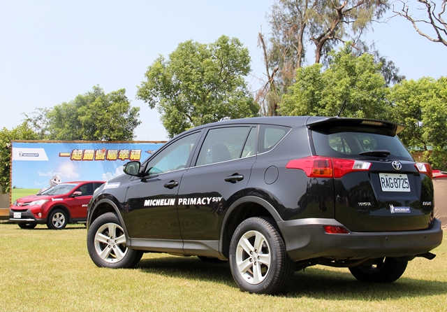 「Michelin Primacy SUV」乃是由Michelin亞洲設計中心所設計，除了針對潮濕的用車環境進行設計之外，也將設計重點擺放在一般道路行駛。