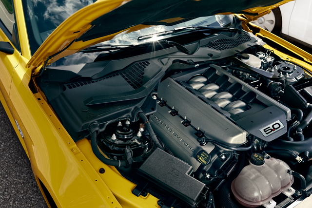 Mustang GT 搭載 5.0 升 V8 自然進氣引擎，最大馬力為 421 匹/54 公斤米，搭配  6 速手自排變速箱，銜接動力不含糊。
