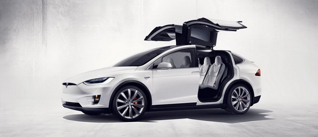 電動車大廠Tesla近日終於推出第一部量產版休旅車，位於美國加州的Freemont工廠以旗下Model X的造型作為概念而製成的電動SUV。