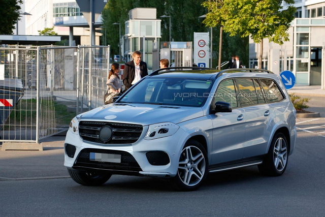 外媒捕捉到這部2016年式的Mercedes Benz GLS試路的間諜照，從圖片中可看出整部車的外觀幾乎無貼任何偽裝貼紙。