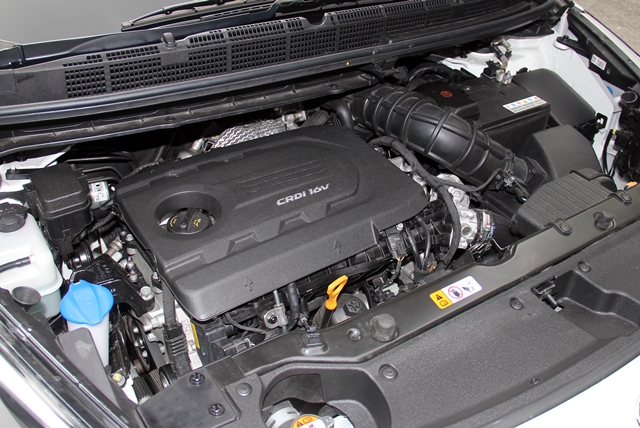 Carens CRDi搭載1.7升四缸柴油渦輪增壓引擎，最大動力為141.4hp/4000rpm、34.7kgm/1750~2500rpm。