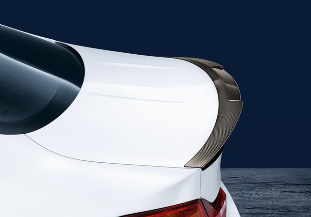 原廠針對M PerformanceEdition車型加入大量碳纖維套件。