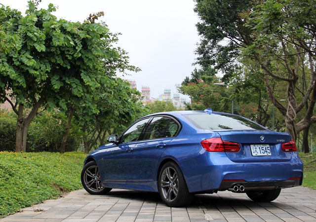 這次試駕的330i M Sport配備了M款跑車化懸吊，其實讓330i在運動性以及舒適性之間取得了相當不錯的平衡，行經坑洞時的Q度相當好，面對彎道時的懸吊支撐性也相當不錯。