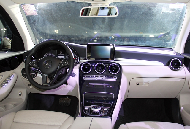 內裝部份一樣是新世代Mercedes-Benz的風格，運用大量真皮材質鋪陳搭配烤漆飾板。