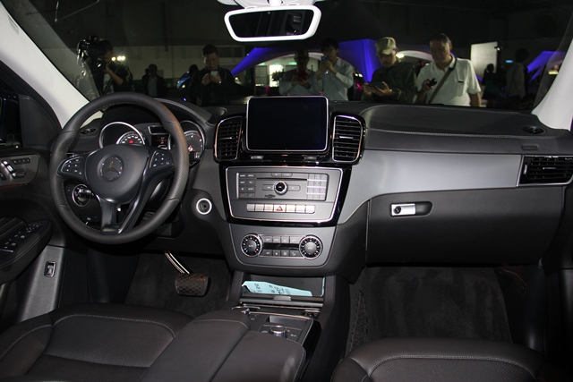 GLE-Class Coupe則是與GLE-Class採用相同的內裝布局，將過去整合於中控台內部的7吋液晶多媒體顯示幕改為懸浮式設定。