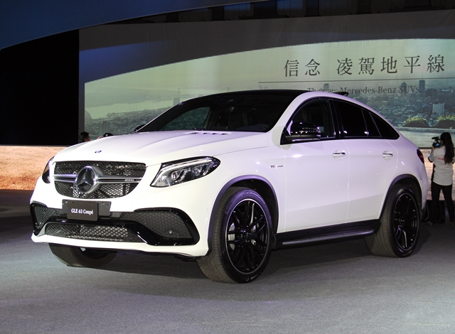 GLE-Class Coupe則是與GLE-Class擁有相似的車頭線條，但透過車尾的斜背曲線，將SUV以及Coupe的身段成功結合，創造出充滿運動跑格氣息的SUV身影。