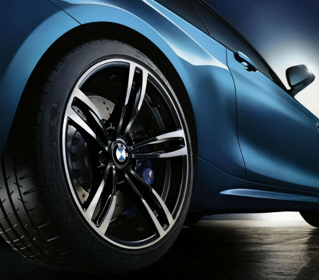 車輪上的藍色對向四活塞剎車卡鉗結合前245/35 ZR 19、後265/35 ZR 19的 Michelin Pilot Super Sport輪胎。