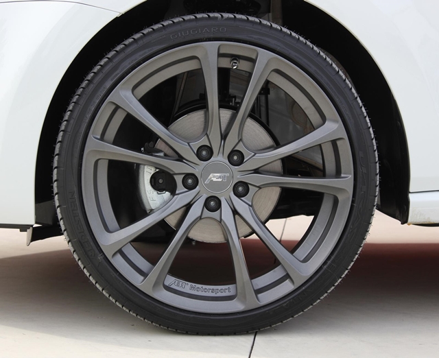 Polo GTI換上ABT改裝的短彈簧後，車高可降低前25mm、後30mm。