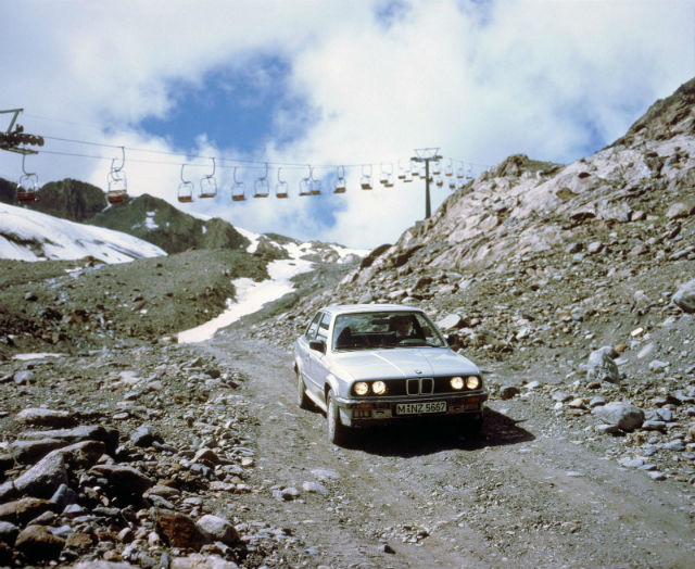 首輛四驅車正是於1985年現身的325i Allrad。