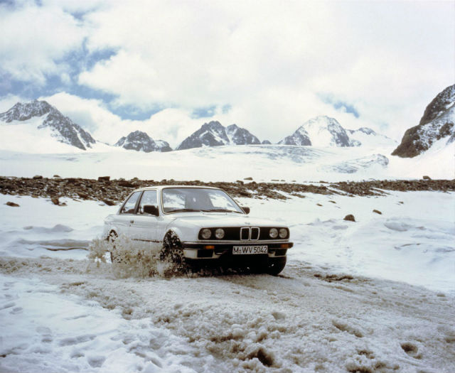 BMW 325i Allrad外觀看起來與經典的3-Series十分相像，但唯一值得注意的特點為，它採用四輪驅動系統設定。