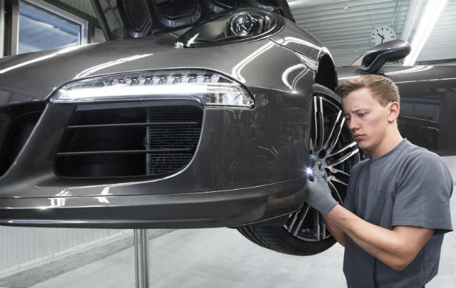 Porsche Tequipment 911 Carrera S配備了各式各樣的配件，包括Sport Design運動化套件、Bi-Xenon雙氙氣頭燈等。