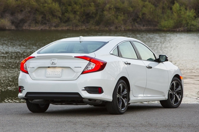 新一代Civic車寬增加5cm，車高降低2.5cm，軸距也增加3cm。