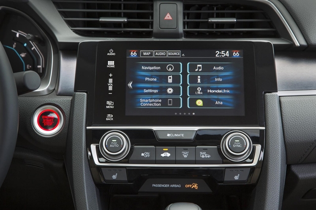 增添7吋液晶顯示幕多媒體系統，與Apple CarPlay及Android Auto整合。