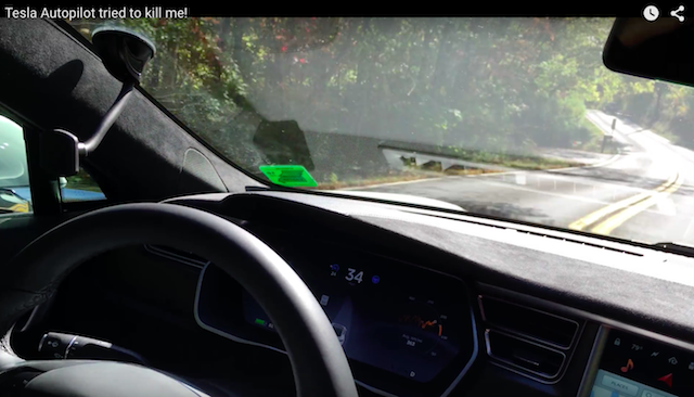網友駕駛著 Tesla SP90D 並開啟半自動駕駛，但因自己為手握方向盤，險些出車禍。（圖片來源／www.youtube.com.tw）