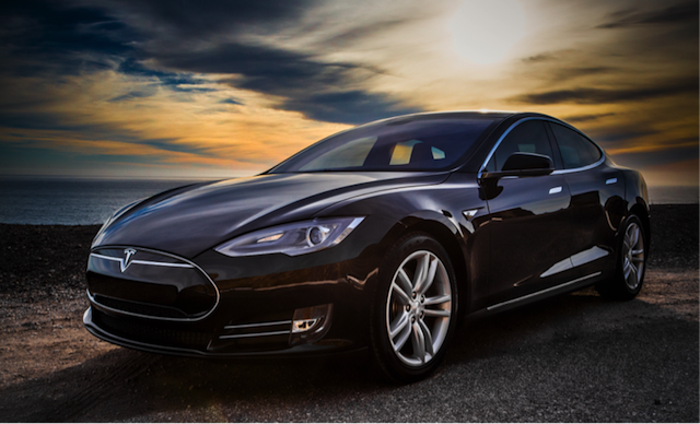 驚！ Tesla 半自動駕駛  差點撞上對向車（內有影片）
