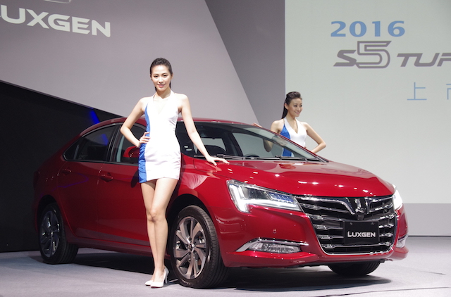 Luxgen S5 Eco Hyper 1.8T/2.0T 共有 6 種車身顏色可選擇，此為靚酷紅。