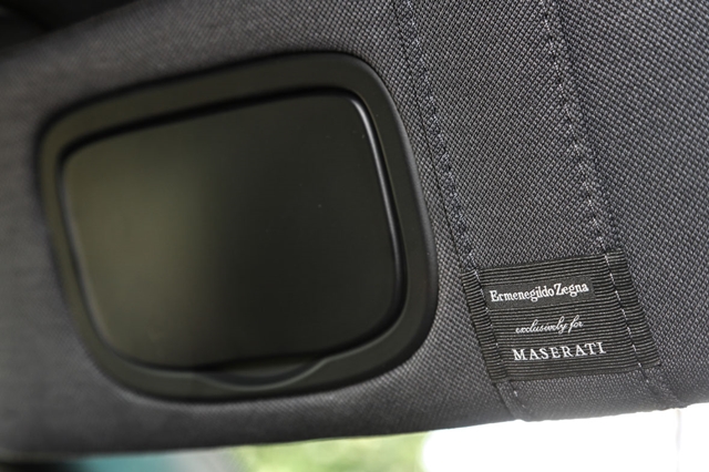 遮陽板內部帶有「Ermenegildo Zegna Exclusively for Maserati」布標，帶出Maserati和Zegna的合作關係。
