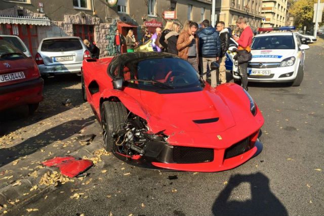 馬王Ferrari LaFerrari於匈牙利首都布達佩斯行駛時發生橫禍，因不明原因忽然連續撞上三台停在路旁的車輛。（圖片來源／Worldcarfans）