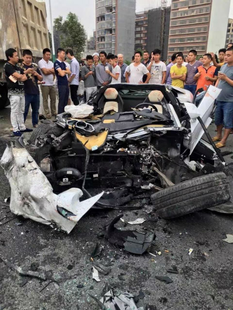 近日中國一部Lamborghini Aventador撞上一台倒泥卡車，而結果就是讓這部性能超跑幾乎全車撞爛。