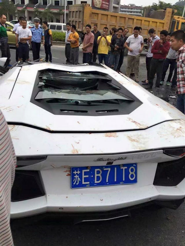 隨後消防人員火速趕到現場支援，發現駕駛仍被卡在車內動彈不得，便趕緊將他救出後無大礙。