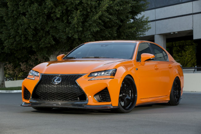 Lexus GS F擁有Burnt Orange火焰橘的塗裝外觀，採用碳纖維材質打造的空力套件。