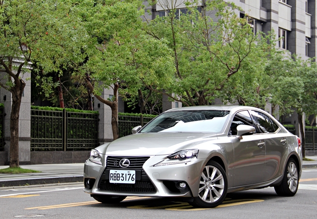 Lexus總代理針對台灣市場推出全新的Lexus IS200t車型，取代先前搭載2.5升V6引擎的IS250車型。