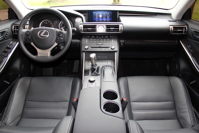 Lexus IS200t當然也是維繫與過去相同的濃郁科技未來感受，但可惜的是，原廠並未特別為IS200t增添更多性能氣息。