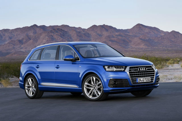 經重新設計的Audi Q7擁有家族傳承的大面積六角形水箱護罩、LED日行燈、及標準配備鋁製的車頂架。